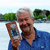 Norbert Heizmann präsentiert sein Werk &bdquo;Extreme Poeme: Dann steh&lsquo;n wir unter meiner Brause&ldquo; am Konstanzer Seerhein. ...