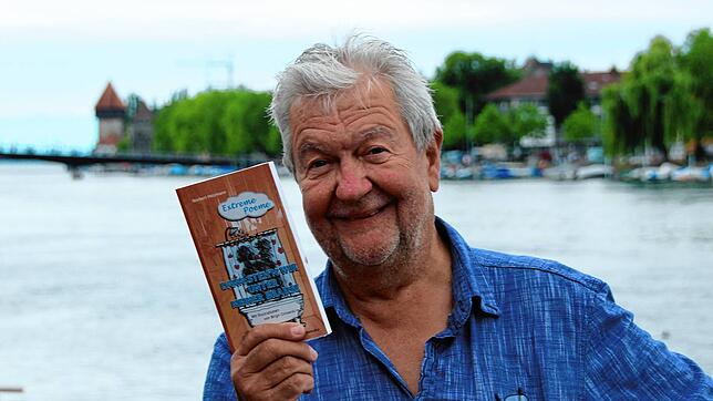 Norbert Heizmann präsentiert sein Werk &bdquo;Extreme Poeme: Dann steh&lsquo;n wir unter meiner Brause&ldquo; am Konstanzer Seerhein. ...