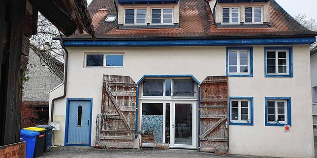 Der Hof von Sandra Fuchs im „Sackweg“ mit aufgeklapptem historischen Scheunentor.