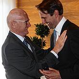 Der Konstanzer CDU-Bundestagsabgeordnete Andreas Jung gratuliert Hans-Peter Repnik zu seinem 70. Geburtstag.