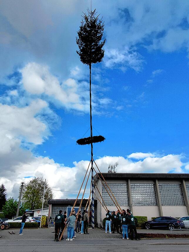 Bild 25: Bilder vom Stellen des Maibaums und Blasmusikabend zum Start des Liggersdorfer Maifestes