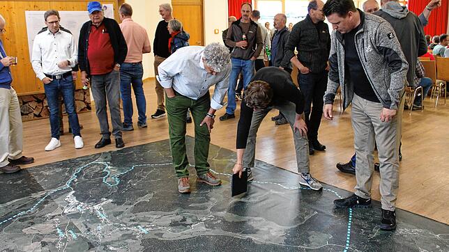 Nicht nur an den Stellwänden wurde bei der Informationsveranstaltung der Gemeinde Bernau diskutiert, sondern auch an der auf dem Boden ...