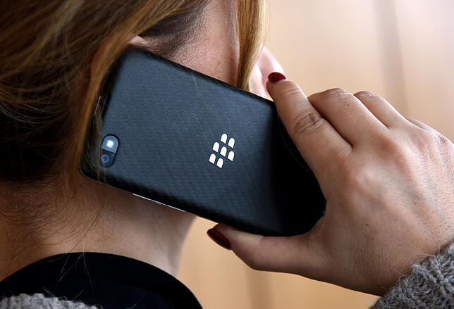 Das Smartphone, so empfiehlt es Bergmann, sollte nicht direkt an den Kopf gehalten werden.