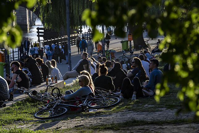 Pfingsten in Berlin Berlin: Menschen genießen am Abend im Monbijoupark die untergehende Sonne.