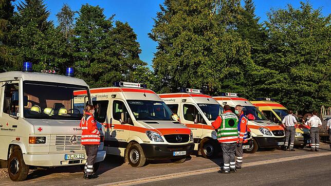 Das Rote Kreuz bereitet sich auf die Versorgung womöglich vieler Verletzter vor und baut ihren Einsatzort beim Gasthaus ...