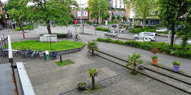 Der kümmerliche Versuch, mit verlorenen Palmen den Vorplatz vor dem Küchlerbau aufzuwerten. Vergeblicher Mittelmeerflair auf ...