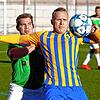 Sven Körner (FC Singen, rechts) besiegelt mit seinem Tor zum 3:1 den Endstand gegen den FC Furtwangen (Markus Ringwald).