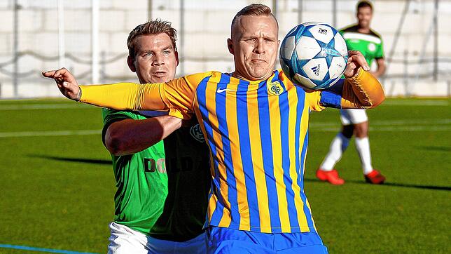 Sven Körner (FC Singen, rechts) besiegelt mit seinem Tor zum 3:1 den Endstand gegen den FC Furtwangen (Markus Ringwald).