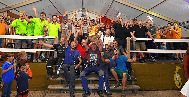 Tolle Stimmung bei allen Teams: Am Ende durften das Team Jungbauern den begehrten Pott in die Höhe stemmen.