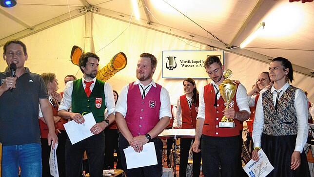 Die Platzierten (von links): Simon Griesser vom Musikverein Ablach 4. Platz, Steffen Beha aus Heudorf 3. Platz. Robin Riester aus ...