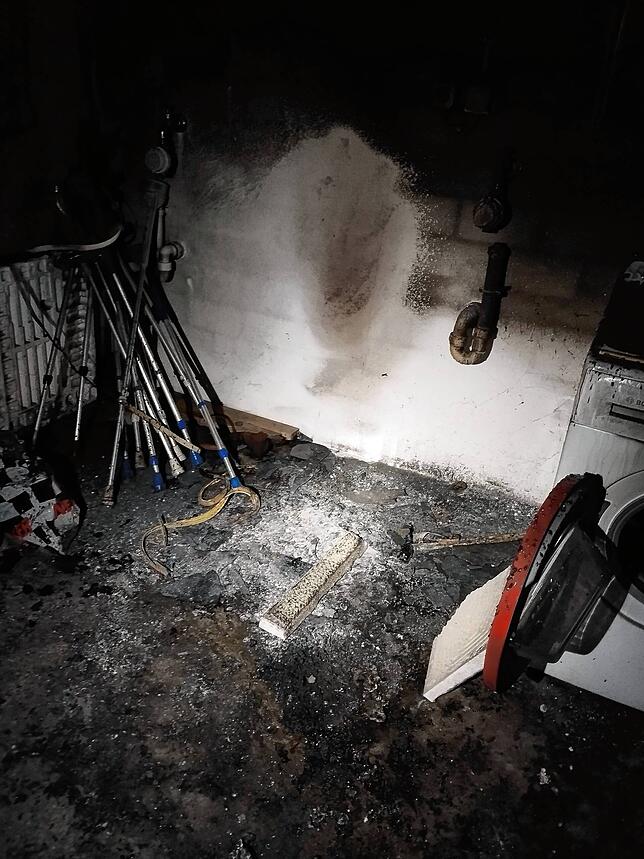 In einem Keller ist ein Elektroroller laut Feuerwehrangaben vermutlich aufgrund eines technischen Defektes in Brand geraten.