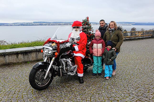 Eine Familie aus dem Karlsruher Raum, die im Weihnachtsurlaub ist, nutzt die Chance vor der Klosterkirche Birnau zu einem ...