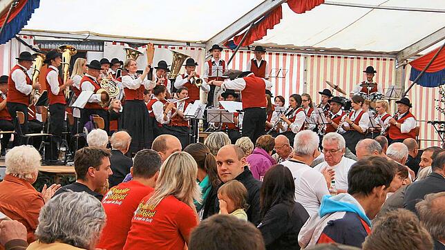 Heute wird beim Schonacher Volksfest im großen Festzelt auf dem Obertalparkplatz gefeiert. So spielt die Kurkapelle Schonach am Sonntag ...