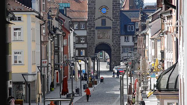 Die neuen Corona-Regeln sorgen wieder dafür, dass die Stadt deutlich leerer geworden ist als noch vergangene Woche, der Einzelhandel ...