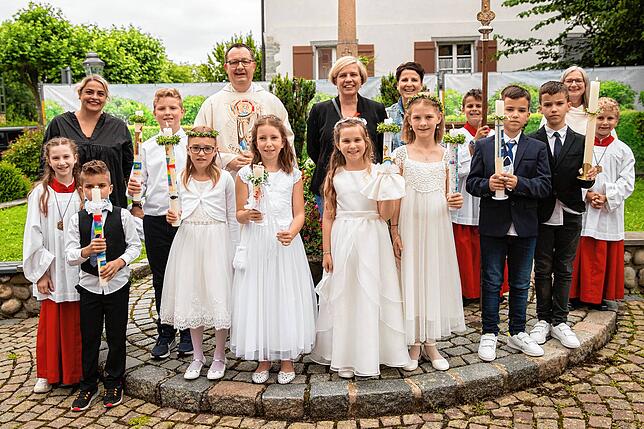 Die Erstkommunionkinder aus Allensbach: Josip Omelic, Kristian Omelic, Damien Lukin, Emilia Popp, Samuel Bachmann, Elisabeth Brune, ...