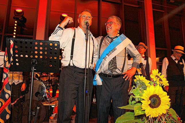 Für Volker Fürderer (rechts) gibt es von Moderator Wolfgang Fürderer eine Schärpe.