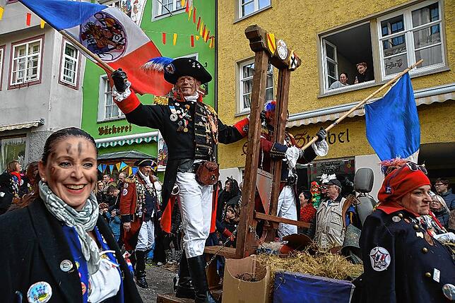 Bild 5: Bilder vom Narrenbaumstellen in Meersburg