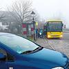 Der Bus steht an der Haltestelle Ergat auf der Reichenau mehrere Minuten. Wer dann aus der Seestraße (links) ausfahren will, dem ist die ...