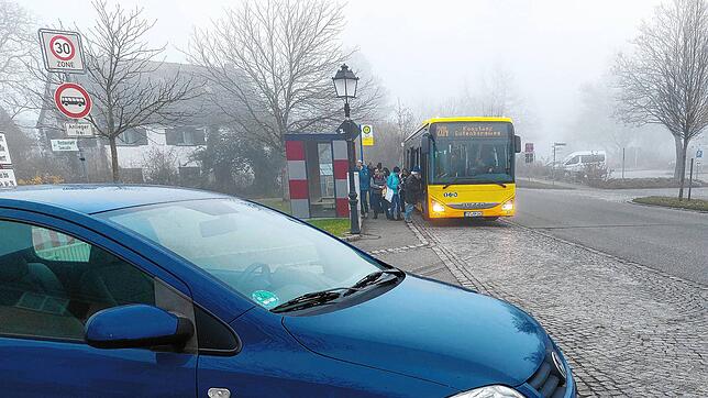 Der Bus steht an der Haltestelle Ergat auf der Reichenau mehrere Minuten. Wer dann aus der Seestraße (links) ausfahren will, dem ist die ...