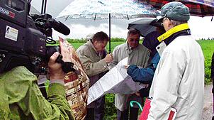 Standortsuche: Die Richter vom VGH Mannheim 2003 auf dem Hoheneck, begleitet von Fernsehkameras. Rechts der damalige Erste Landesbeamte ...
