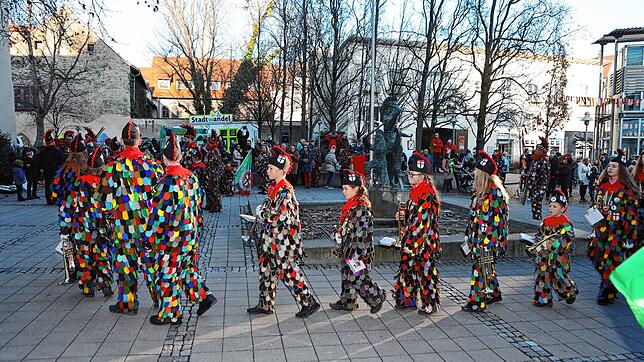 Bild 14: Konstanzer Fasnacht: Blätzlebuebe feiern den Auftakt 2023 auf dem Augustinerplatz