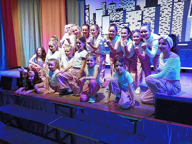 Das Kinderballett Sunshine Kids zeigt sein Talent und bekommt viel Applaus beim Alet-Abend.