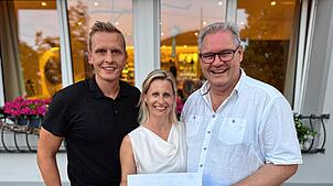 Die neue Präsidentin des Lions-Clubs Bad Säckingen, Doreen Schulte, mit ihrem Vize Simon David und Sekretär Michael Schmid (rechts). ...