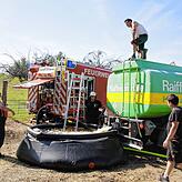 Auch Landwirte helfen bei der Wasserversorgung.
