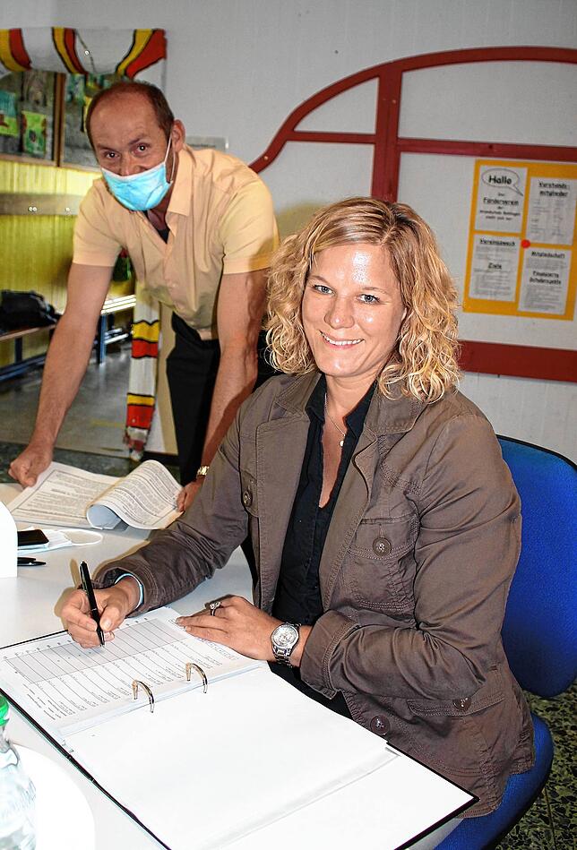 Die Wahlhelfer Stefan Fleckner (links) und Anika Riedlinger tun im Wahllokal in der Bohlinger Grundschule ihren Dienst.