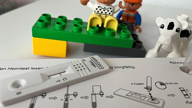 Testen vor dem Frühstück: Bereits Kleinkinder ab einem Jahr müssen dreimal wöchentlich auf das Coronavirus getestet werden, wenn sie ...