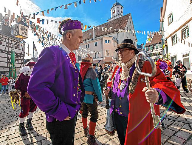 Zunftmeister Holger Schank (rechts) mit dem Rathausschlüssel in der Hand. Er hatte ihn Bürgermeister Arne Zwick (links) abgeknöpft.