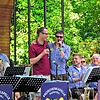 Dürfen endlich wieder kuscheln: Narrenmusik-Boss Michael Back (links) und Tobias Franz, Kopf der Froschenkapelle beim Frühschoppen an ...