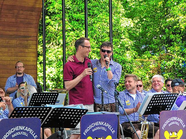Dürfen endlich wieder kuscheln: Narrenmusik-Boss Michael Back (links) und Tobias Franz, Kopf der Froschenkapelle beim Frühschoppen an ...