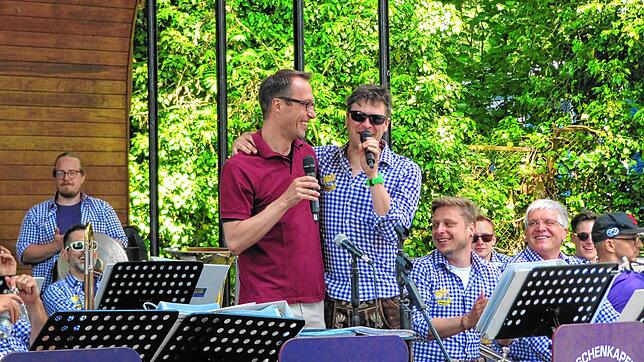 Dürfen endlich wieder kuscheln: Narrenmusik-Boss Michael Back (links) und Tobias Franz, Kopf der Froschenkapelle beim Frühschoppen an ...