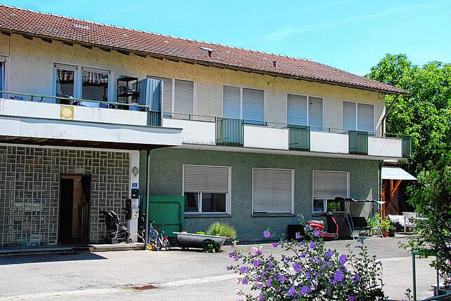 Um dieses Gebäude in Engen geht es. Die Wohnung rechts oben steht momentan leer, eine obdachlose Familie würde gerne einziehen.
