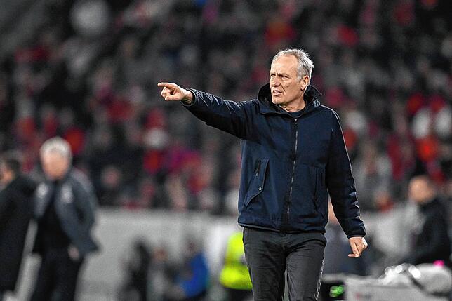 Christian Streich kann zufrieden sein mit der Leistung seiner Mannschaft. Nach dem Spiel war er vor allem von der Zweikampfstärke seiner ...