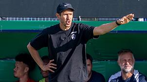 Freiburgs Trainer Julian Schuster hat einen Wunsch für den nächsten Pokalgegner.