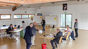 Im Inzigkofer Wahllokal im Rathaus herrscht am frühen Nachmittag stetiger Andrang. Bild: Hermann-Peter Steinmüller