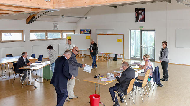 Im Inzigkofer Wahllokal im Rathaus herrscht am frühen Nachmittag stetiger Andrang. Bild: Hermann-Peter Steinmüller