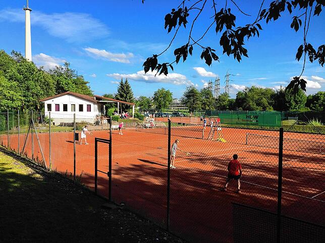 Spielbetrieb: Blick auf die Plätze und das Vereinsheim des Tennis-Club Gurtweil mitten im Grünen.