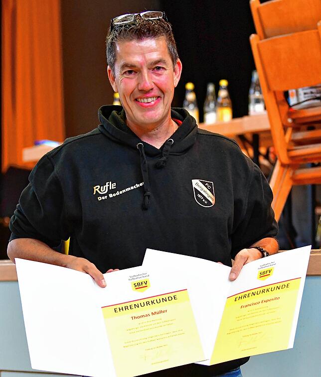 Ehrungen: Jugendleiter Ralf Kohlbrenner vom FC Bergalingen freute sich über die Urkunden für seine langjährigen Mitarbeiter im ...