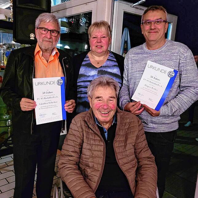 Ehrungen für langjährige Mitgliedschaft gingen an (v.li.) Günther Erlacher (50 Jahre), Petra Ohmer (25 Jahre) und Jürgen Weber (50 ...