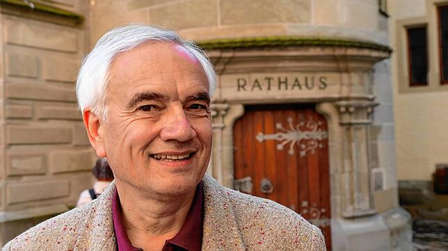 Er bleibt am Überlinger Ratstisch und in der Partei &bdquo;Die Basis&ldquo;. Die Aufforderung seiner bisherigen Fraktion BÜB+, sein ...