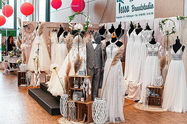 Die Wahl des Brautkleids ist gewiss einer der wichtigsten Themen bei der Vorbereitung einer Hochzeit. Auf der Hochzeitsmesse können sich ...