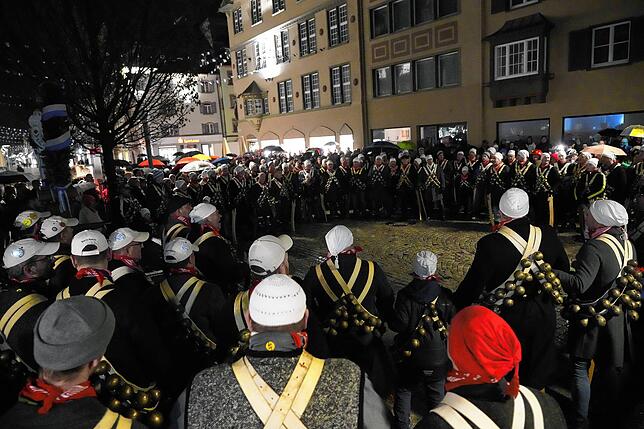 Finale am Narrobrunnen in der Oberen Straße. Mit Narromarsch und Schunkellied stimmen sich die Hästräger auf die kommenden Tage ein.