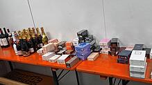 Parfüm, Champagner und Spirituosen, alles unverzollt eingeführt, haben Zollbeamte in einem Kleintransporter auf der Autobahn 96 ...