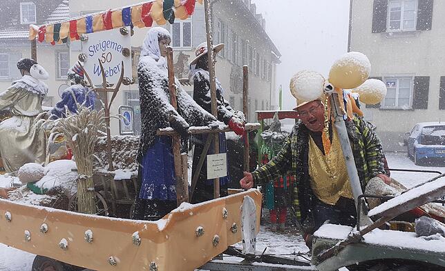 Ein Mottowagen ehrt den 50. Geburtstag der Steigemer Wieber