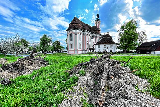 Ein Teil der gerodeten Flächen zwischen Kirche und Bundesstraße soll künftig landwirtschaftlich genutzt werden.