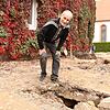 Wolfgang Kaiser beugt sich über den Brunnenschacht, den ein Bagger freilegte. In Neudingen kursierten alte Erzählungen, dass es auf dem ...