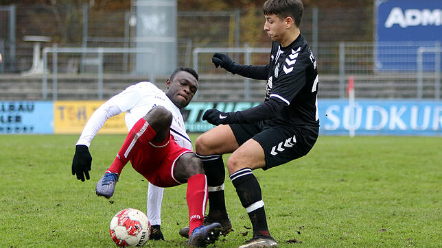 Der Pfullendorfer Samuel Peter (links) in Aktion. Am Wochenende ist der SCP beim Wintercup in Oberzell im Einsatz. Auch viele andere ...